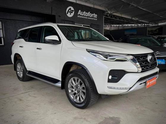 TOYOTA HILUX SW4 2.8 D-4D TURBO DIESEL SRX 7L 4X4 AUTOMÁTICO